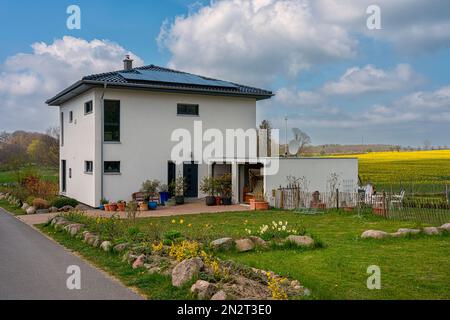 Maison indépendante dans la campagne, Rügen, Mecklenburg-Ouest Pomerania, Allemagne Banque D'Images