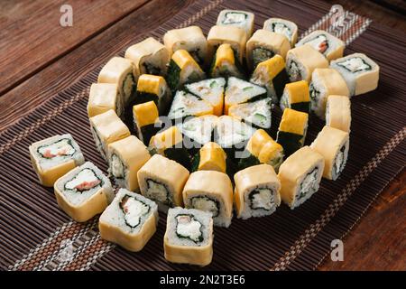 Délicieux sushi, fruits de mer japonais. Banque D'Images