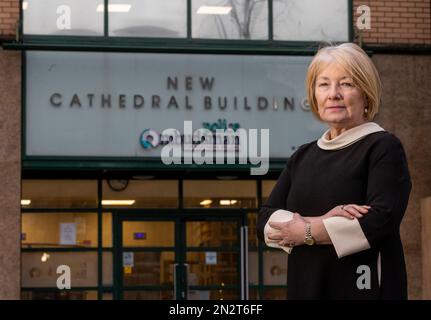 Ombudsman de la police pour l'Irlande du Nord Marie Anderson à l'extérieur de son bureau de Belfast. L'approche du PSNI pour enquêter sur une manifestation protéger nos monuments à l'hôtel de ville de Belfast contrastait avec la façon dont la force a traité les manifestations de la vie noire le même mois, a déclaré le médiateur de police. Date de la photo: Jeudi 2 février 2023. Banque D'Images