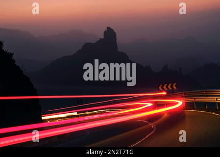 Bentayga Rock avec des sentiers légers sur la route de Tejeda, Gran Canaria, îles Canaries, Espagne Banque D'Images