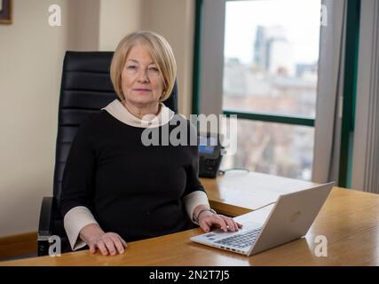 Ombudsman de la police pour l'Irlande du Nord Marie Anderson à son bureau de Belfast. L'approche du PSNI pour enquêter sur une manifestation protéger nos monuments à l'hôtel de ville de Belfast contrastait avec la façon dont la force a traité les manifestations de la vie noire le même mois, a déclaré le médiateur de police. Date de la photo: Jeudi 2 février 2023. Banque D'Images