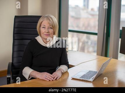 Ombudsman de la police pour l'Irlande du Nord Marie Anderson à son bureau de Belfast. L'approche du PSNI pour enquêter sur une manifestation protéger nos monuments à l'hôtel de ville de Belfast contrastait avec la façon dont la force a traité les manifestations de la vie noire le même mois, a déclaré le médiateur de police. Date de la photo: Jeudi 2 février 2023. Banque D'Images