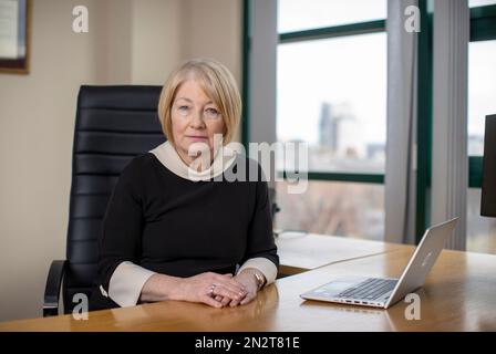 Ombudsman de la police pour l'Irlande du Nord Marie Anderson à son bureau de Belfast. L'approche du PSNI pour enquêter sur une manifestation protéger nos monuments à l'hôtel de ville de Belfast contrastait avec la façon dont la force a traité les manifestations de la vie noire le même mois, a déclaré le médiateur de police. Date de la photo: Jeudi 2 février 2023. Banque D'Images