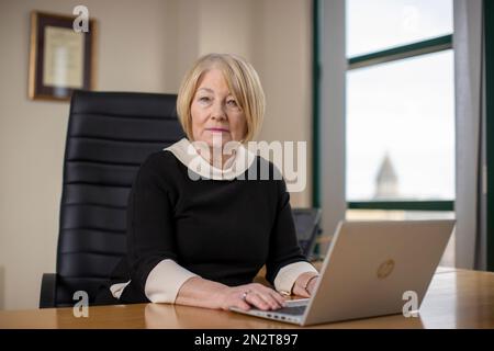 Ombudsman de la police pour l'Irlande du Nord Marie Anderson à son bureau de Belfast. L'approche du PSNI pour enquêter sur une manifestation protéger nos monuments à l'hôtel de ville de Belfast contrastait avec la façon dont la force a traité les manifestations de la vie noire le même mois, a déclaré le médiateur de police. Date de la photo: Jeudi 2 février 2023. Banque D'Images
