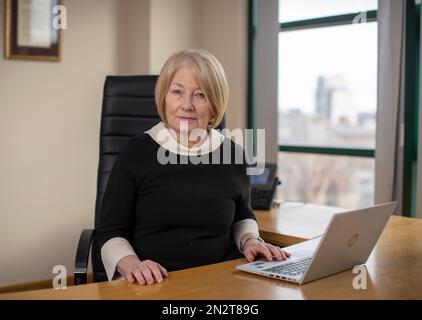 Ombudsman de la police pour l'Irlande du Nord Marie Anderson à son bureau de Belfast. L'approche du PSNI pour enquêter sur une manifestation protéger nos monuments à l'hôtel de ville de Belfast contrastait avec la façon dont la force a traité les manifestations de la vie noire le même mois, a déclaré le médiateur de police. Date de la photo: Jeudi 2 février 2023. Banque D'Images