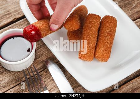 Gros plan sur les nuggets à la sauce Chili rouge. La nourriture de mauvaise qualité. Banque D'Images