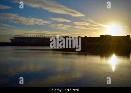 Middlesbrough, Royaume-Uni. 07 févr. 2023. Des cieux clairs et des températures basses ont permis de lever un magnifique soleil au-dessus du quai de Middlehaven, de l'installation artistique de Temenos et du stade Riverside du club de football de Middlesbrough, à Teesside, au Royaume-Uni. Crédit : Teesside Snapper/Alamy Live News. Banque D'Images