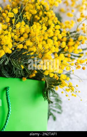 Gros plan d'un sac à provisions avec fleurs mimosa jaunes Banque D'Images