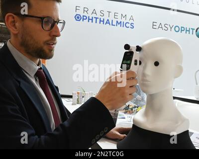 Milan, . 07th févr. 2023. Milano, Italie MIDO 2023 Fiera Milano Rho le point de référence du reportage de lunettes international dans la photo:événement de localisation, lunettes crédit: Agence de photo indépendante/Alamy Live News Banque D'Images