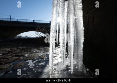 07 février 2023, Saxe, Dresde : les glaces pendent d'une gouttière au-dessous de St. Le pont de Mary. Photo: Sebastian Kahnert/dpa Banque D'Images