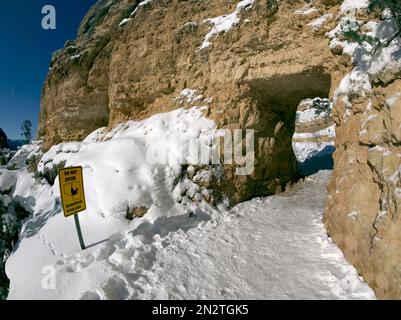 N'entrez pas le panneau de vue dangereuse par le premier tunnel le long de Bright Angel Trail en hiver, South Rim, Grand Canyon, Arizona, États-Unis Banque D'Images