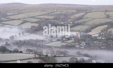 Widecombe-in-the-Moor, parc national de Dartmoor, Devon, Royaume-Uni. 7th février 2023; UK Météo: La brume tourbillonne dans la vallée près du village de Wilecombe-dans-la-lande sur un froid et froid février matin. Credit: Celia McMahon/Alamy Live News Banque D'Images