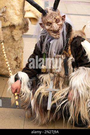 Participant de costume de diable au Festival international de Mascarade et de Mummers de Surva à Pernik, région de Sofia, Bulgarie, Europe de l'est, Balkans, UE Banque D'Images