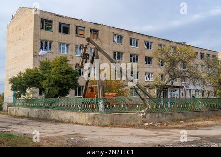Bâtiment résidentiel détruit par des bombardements. La guerre en Ukraine. Invasion russe de l'Ukraine. Terreur à la population civile. Crimes de guerre Banque D'Images