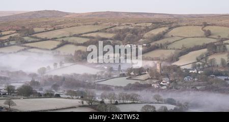 Widecombe-in-the-Moor, parc national de Dartmoor, Devon, Royaume-Uni. 7th février 2023; UK Météo: La brume tourbillonne dans la vallée près du village de Wilecombe-dans-la-lande sur un froid et froid février matin. Credit: Celia McMahon/Alamy Live News Banque D'Images