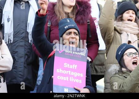 Londres, Royaume-Uni, 7th février 2023. Des infirmiers en grève sur la ligne de piquetage à l'extérieur de l'UCH lors de leur 2nd jour d'action industrielle cette semaine. Un ministre de la Santé a insisté sur le fait qu'il n'y aurait pas de réexamen de la rémunération du NHS pour cette année. Crédit : Monica Wells/Alay Live News Banque D'Images