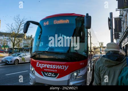 Un bus Eireann Expressway à destination de Galway arrive dans le Diamond, au centre de Donegal Town, dans le comté de Donegal, en Irlande Banque D'Images