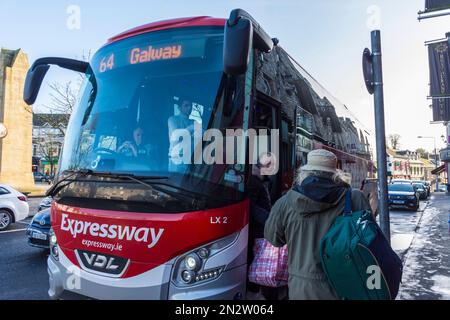 Un bus Eireann Expressway à destination de Galway arrive dans le Diamond, au centre de Donegal Town, dans le comté de Donegal, en Irlande Banque D'Images