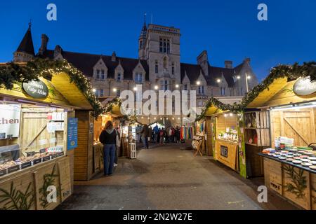 Marché de Noël sur Broad Street la nuit, Oxford, Oxfordshire, Angleterre, Royaume-Uni, Europe Banque D'Images