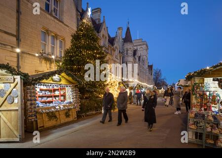 Marché de Noël sur Broad Street la nuit, Oxford, Oxfordshire, Angleterre, Royaume-Uni, Europe Banque D'Images