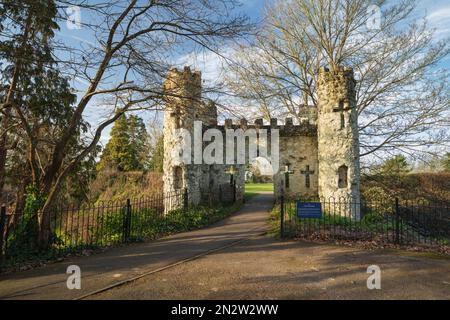 Fausse porte médiévale construite sur le site du château d'origine dans le parc du château de Reigate, Reigate, Surrey, Angleterre, Royaume-Uni, Europe Banque D'Images