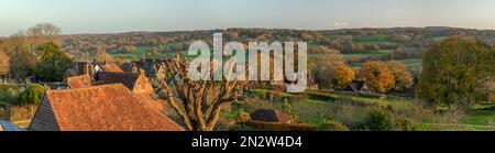 Vue sur les chalets du village de Burwash et le paysage de High Weald en automne soir lumière du soleil, Burwash, East Sussex, Angleterre, Royaume-Uni, Europe Banque D'Images