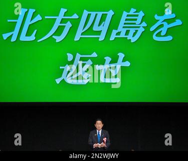 Tokyo, Japon. 07th févr. 2023. Le Premier ministre japonais Fumio Kishida prononce un discours lors d'une convention nationale de demande de retour dans les territoires du Nord à Tokyo, au Japon, en 7 février 2023. La Journée du territoire du Nord est destinée à rappeler au monde le Traité commercial Japon-Russie signé ce jour-là en 1855 par Shogunate Japon et Tzarist Russie, reconnaissant les quatre îles du Nord occupées comme faisant partie du Japon, et la frontière a été établie entre l'île d'Etorofu et l'île d'Uruppu. Photo par Keizo Mori/UPI crédit: UPI/Alay Live News Banque D'Images