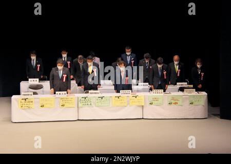 Tokyo, Japon. 07th févr. 2023. Les participants ont demandé la tenue d'une prière silencieuse lors d'un retour dans les territoires du Nord à la convention nationale à Tokyo, Japon, 7 février 2023. La Journée du territoire du Nord est destinée à rappeler au monde le Traité commercial Japon-Russie signé ce jour-là en 1855 par Shogunate Japon et Tzarist Russie, reconnaissant les quatre îles du Nord occupées comme faisant partie du Japon, et la frontière a été établie entre l'île d'Etorofu et l'île d'Uruppu. Photo par Keizo Mori/UPI crédit: UPI/Alay Live News Banque D'Images