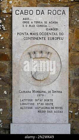 sintra, portugal - 2023-01-17: plaque de pierre indiquant la position géographique - cabo da roca - point le plus à l'ouest de l'europe -- [credit: joachim affe Banque D'Images