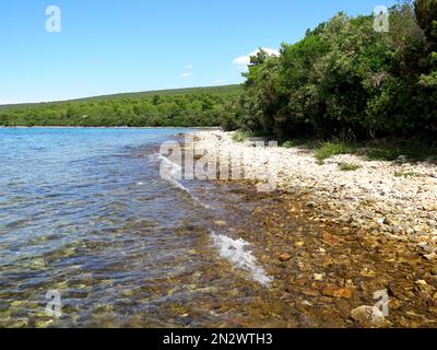 Plage sauvage de pierre de Sukosan à côté de Jadranska Magistrala jour eau cristalline Banque D'Images