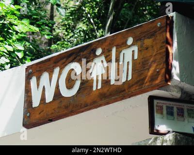 panneau de toilettes en bois avec lettres blanches Banque D'Images