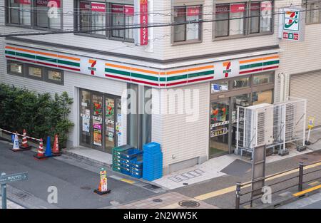Une vitrine lumineuse photo d'un 711 animé, un magasin de proximité japonais populaire, en face de la gare de Kitasenjyu. Banque D'Images