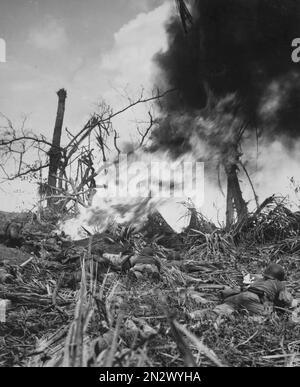 GUAM, ÎLES MARIANNES - août / septembre 1944 - les Marines des États-Unis utilisent un lance-flammes sur un bunker japonais lors de la deuxième bataille de Guam dans le Mariana I Banque D'Images