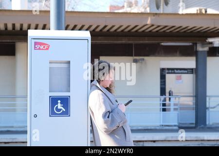 Les navetteurs attendent des trains car la grève des transports limite le trafic TER sur la ligne J à 1 en 3 trains à la gare d'Argenteuil, au nord de Paris, en France sur 7 février 2023, le troisième jour des rassemblements nationaux organisés depuis le début de l'année, contre une réforme des retraites profondément impopulaire. La France s'est vantée de nouvelles grèves et de manifestations de masse contre la proposition du Président français de réformer les retraites françaises, y compris faire passer l'âge de la retraite de 62 à 64 ans et augmenter le nombre d'années pendant lesquelles les gens doivent verser des cotisations pour une pension complète, un jour après que les législateurs ont commencé à débattre de la contestation Banque D'Images