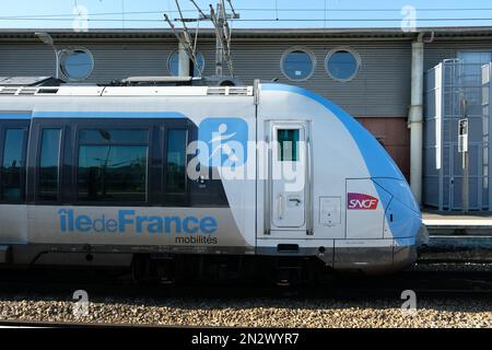 Les navetteurs attendent des trains car la grève des transports limite le trafic TER sur la ligne J à 1 en 3 trains à la gare d'Argenteuil, au nord de Paris, en France sur 7 février 2023, le troisième jour des rassemblements nationaux organisés depuis le début de l'année, contre une réforme des retraites profondément impopulaire. La France s'est vantée de nouvelles grèves et de manifestations de masse contre la proposition du Président français de réformer les retraites françaises, y compris faire passer l'âge de la retraite de 62 à 64 ans et augmenter le nombre d'années pendant lesquelles les gens doivent verser des cotisations pour une pension complète, un jour après que les législateurs ont commencé à débattre de la contestation Banque D'Images