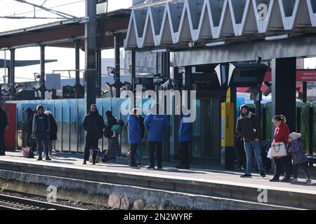 Les navetteurs attendent des trains car la grève des transports limite le trafic TER sur la ligne J à 1 en 3 trains à la gare d'Argenteuil, au nord de Paris, en France sur 7 février 2023, le troisième jour des rassemblements nationaux organisés depuis le début de l'année, contre une réforme des retraites profondément impopulaire. La France s'est vantée de nouvelles grèves et de manifestations de masse contre la proposition du Président français de réformer les retraites françaises, y compris faire passer l'âge de la retraite de 62 à 64 ans et augmenter le nombre d'années pendant lesquelles les gens doivent verser des cotisations pour une pension complète, un jour après que les législateurs ont commencé à débattre de la contestation Banque D'Images