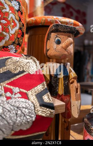 Vue rapprochée d'une exposition en bois de Pinocchio dans la boutique à vendre. Banque D'Images