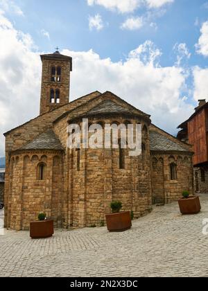 Chevet de l'église Santa Maria de Taüll, une église romane catalane du Vall de Boí (vallée de Bohí, Alta Ribagorza, Lleida, Pyrénées, Cataluña, Espagne) Banque D'Images