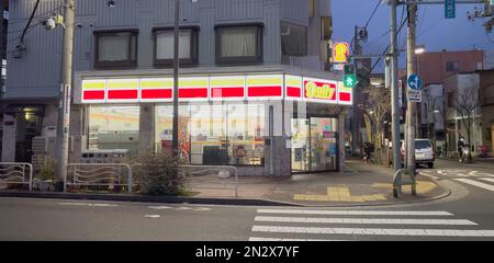 La vitrine de la boutique a été prise en photo d'un Daily Yamazaki, un magasin de proximité japonais populaire au crépuscule, après avoir allumé les lumières du magasin. Banque D'Images