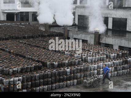 (230207) -- SHAOXING, 7 février 2023 (Xinhua) -- Un travailleur transporte des crocks de vin dans une brasserie de vin de riz du district de Yuecheng, dans la province de Zhejiang, en Chine orientale, le 7 février 2023. Shaoxing est l'une des plus importantes bases de production et de vente de vin de riz jaune en Chine. Le vin Shaoxing est encore produit par les habitants de nos jours avec la méthode traditionnelle de brassage. Les techniques de préparation du vin de riz Shaoxing ont été classées comme patrimoine culturel immatériel national en 2006. À l'heure actuelle, il existe plus de 50 entreprises de production et d'exploitation de vin de riz jaune à Shaoxing, avec une production industrielle va Banque D'Images