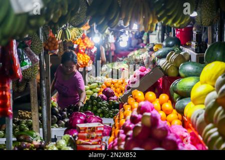 Quezon City, Philippines. 7th févr. 2023. Un vendeur organise des fruits sur un marché de Quezon City, aux Philippines, le 7 février 2023. Aux Philippines, l'inflation s'est accélérée à 8,7 pour cent en janvier d'une année sur l'autre, le taux mensuel le plus élevé depuis novembre 2008, a déclaré mardi l'Autorité philippine de statistique (PSA). Crédit: Rouelle Umali/Xinhua/Alamy Live News Banque D'Images