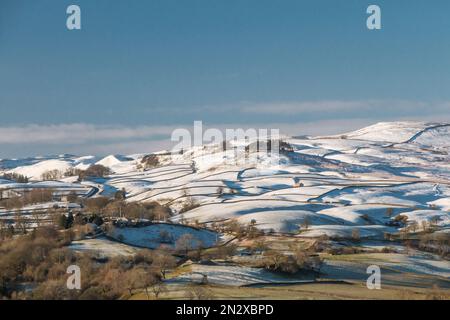 Le site emblématique de Teesdale, Kirkcarrion, se distingue sur la colline enneigée sous un soleil hivernal intense. Banque D'Images