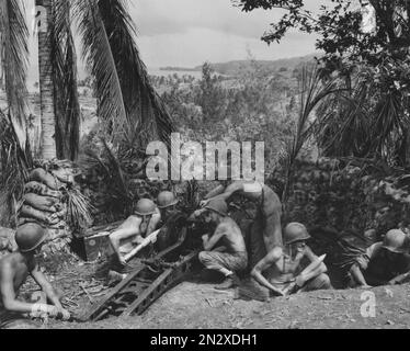 GUADALCANAL, ÎLES SALOMON - vers 1942-1943 - les Marines des États-Unis utilisent un canon d'artillerie de Howitzer de 75mm unités pendant la bataille de Guadalcanal dans l'Isl Salomon Banque D'Images