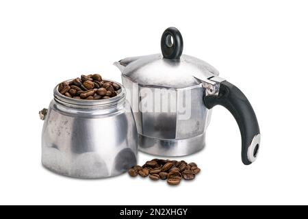 Vue latérale des parties de la machine à café italienne Moka pot avec grains de café arabica rôtis isolés sur fond blanc avec passe-cheveux. Banque D'Images