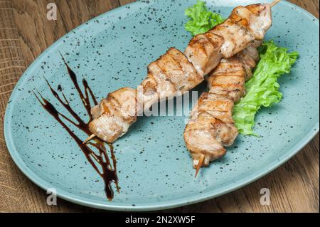 Plats du chef du restaurant. Un plat sur une table dans un café. Plats appétissants du menu du restaurant. Plats frais et savoureux. poulet frit Banque D'Images