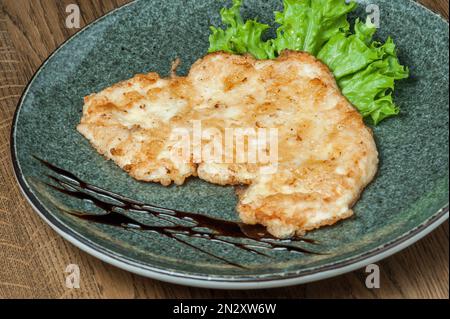 Plats du chef du restaurant. Un plat sur une table dans un café. Plats appétissants du menu du restaurant. Plats frais et savoureux. hachez le poulet avec Banque D'Images