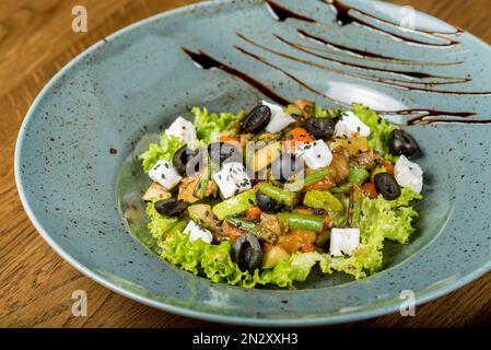 Plats du chef du restaurant. Un plat sur une table dans un café. Plats appétissants du menu du restaurant. Plats frais et savoureux. salade avec morceaux Banque D'Images