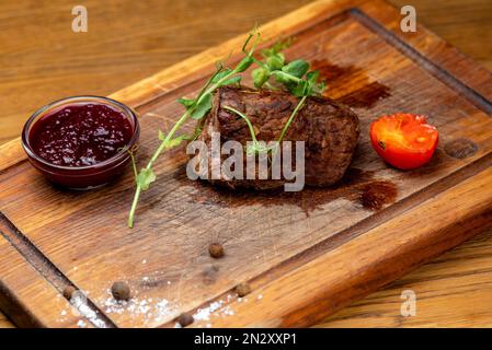 Plats du chef du restaurant. Un plat sur une table dans un café. Plats appétissants du menu du restaurant. Plats frais et savoureux. steak juteux avec Banque D'Images