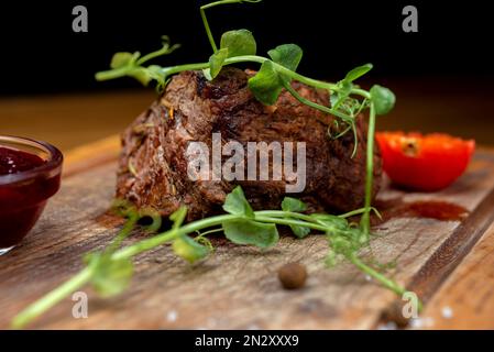 Plats du chef du restaurant. Un plat sur une table dans un café. Plats appétissants du menu du restaurant. Plats frais et savoureux. steak juteux avec Banque D'Images