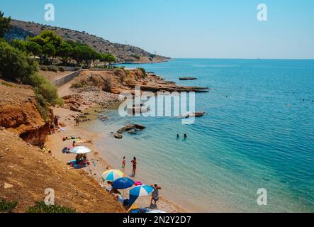 Vouliagmeni, Grèce - 1 septembre 2022: Les gens apprécient le bon temps dans une grotte de Vouliagmeni, Grèce, un jour d'été Banque D'Images